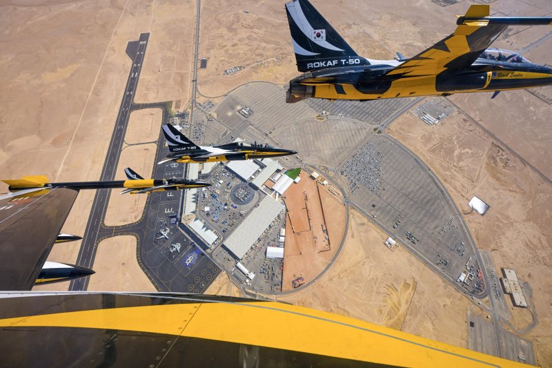 공군 특수비행팀 블랙이글스는 지난 8일부터 12일까지(현지 시간) 사우디아라비아에서 열린 세계 방위산업 전시회(WDS 2026)에 참가해 에어쇼를 선보였다. 공군이 중동지역 방산전시회에 참가하는 것은 이번이 처음이다. 사진은 지난 4일 리야드 컨벤션 센터 상공을 비행하고 있는 블랙이글스. 공군 제공