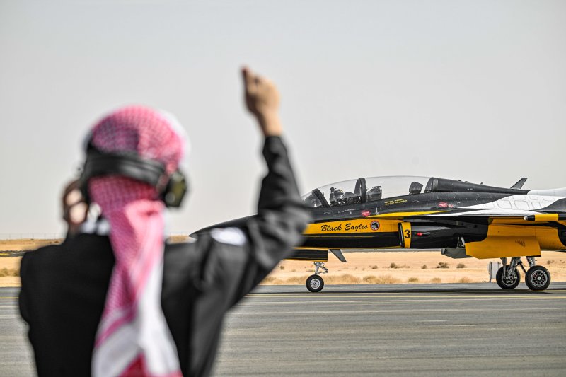 공군 특수비행팀 블랙이글스는 지난 8일부터 12일까지(현지 시간) 사우디아라비아에서 열린 세계 방위산업 전시회(WDS 2026)에 참가해 에어쇼를 선보였다. 공군이 중동지역 방산전시회에 참가하는 것은 이번이 처음이다. 사진은 지난 4일 본 행사에 앞서 사전비행을 위해 이륙을 준비하고 있는 블랙이글스. 공군 제공