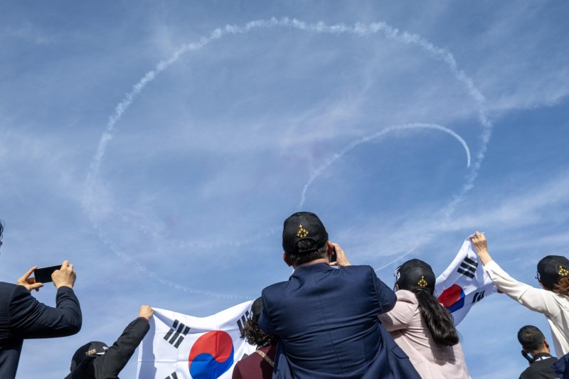 공군 특수비행팀 블랙이글스는 지난 8일부터 12일까지(현지 시간) 사우디아라비아에서 열린 세계 방위산업 전시회(WDS 2026)에 참가해 에어쇼를 선보였다. 공군이 중동지역 방산전시회에 참가하는 것은 이번이 처음이다. 사진은 지난 9일 한인 교민들이 블랙이글스의 태극 문양 기동을 관람하고 있다. 공군 제공