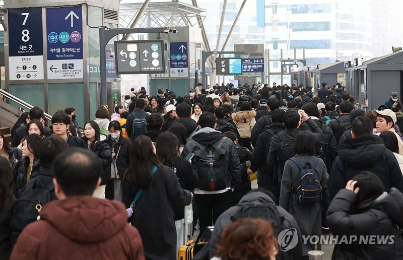 "연차 내고 고향 가요"…전국 역&middot;터미널 이른 귀성 행렬 '북적'
