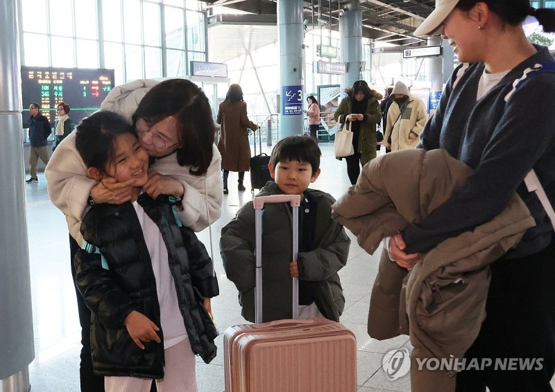 "연차 내고 고향 가요"…전국 역&middot;터미널 이른 귀성 행렬 '북적'