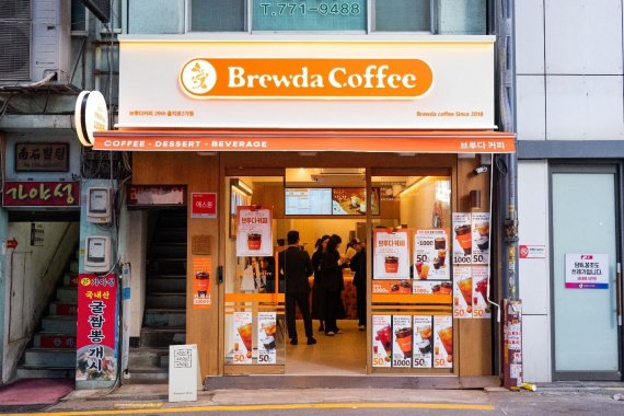 브라운백 ‘어웨어’, 브루다커피 전 매장 독점 공급… “카페 산업 DX 시대 연다