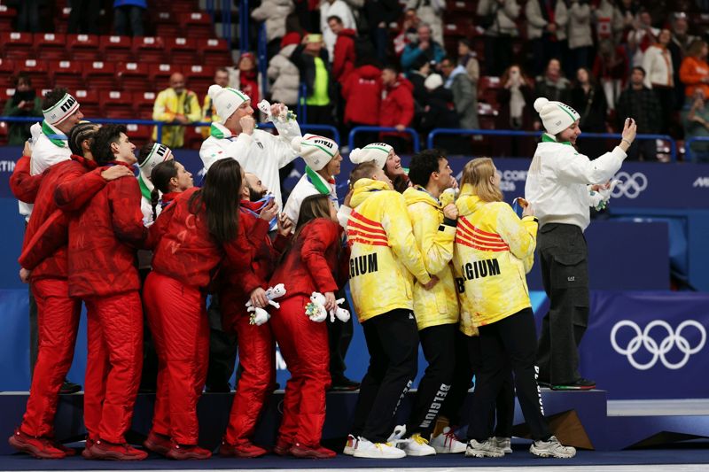 10일(현지시간) 이탈리아 밀라노 아이스스케이팅 아레나에서 열린 2026 밀라노·코르티나담페초 동계 올림픽 쇼트트랙 혼성계주에서 금메달 이탈리아 대표팀, 은메달 캐나다 대표팀, 동메달 벨기에 대표팀 선수들이 빅토리 셀피를 찍고 있다. 삼성전자 제공