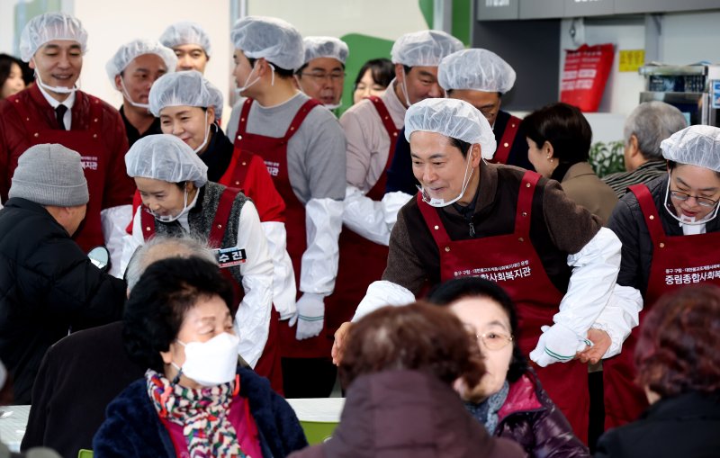 장동혁 국민의힘 대표와 약자와의동행위원회 위원들이 13일 오전 서울 중구 중림종합사회복지관에서 설맞이 배식 봉사활동을 하고 있다. 뉴스1