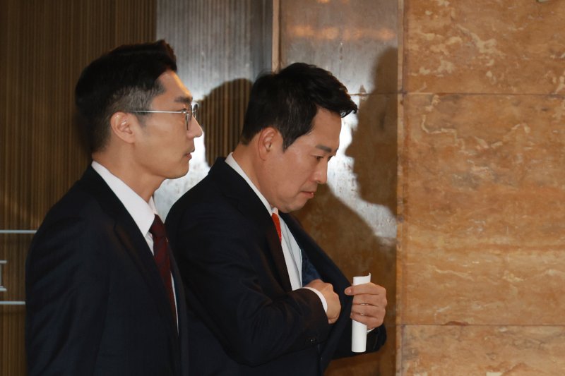 [서울=뉴시스] 고승민 기자 = 장동혁 국민의힘 대표가 12일 서울 여의도 국회에서 열린 의원총회 참석 후 의총장을 나와 이동하고 있다. 2026.02.12. kkssmm99@newsis.com