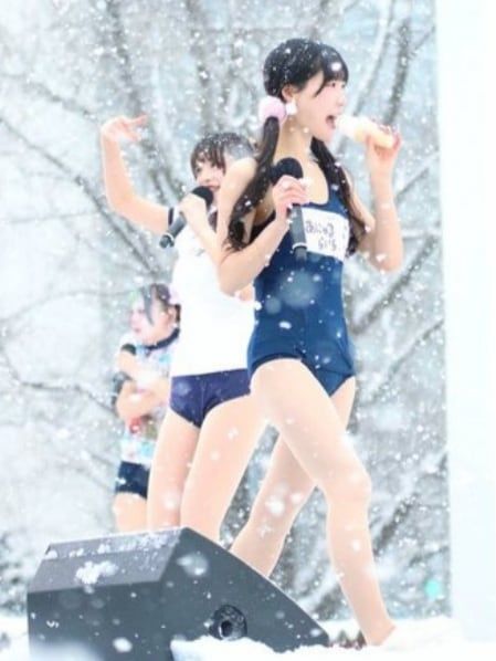 눈 펑펑 내리는데 '수영복'만 입고 무대 오른 걸그룹 학대 논란