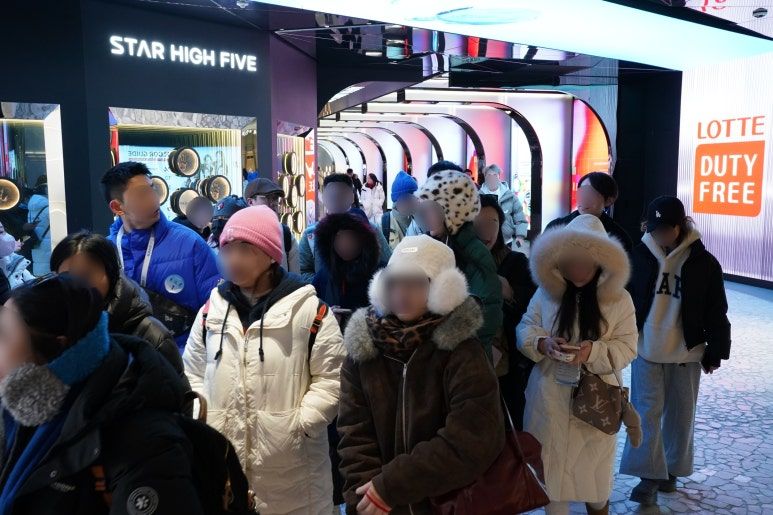 지난 6일 오후 서울시 중구에 위치한 롯데면세점 명동본점에 'MSC 벨리시마호' 크루즈 단체가 방문한 모습. 롯데면세점 제공