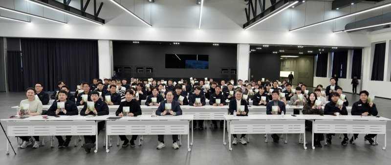 13일 KG모빌리티(KGM) 평택 본사 디자인센터에서 열린 곽재선 KG그룹 회장 북콘서트에서 임직원들이 곽 회장의 두 번째 저서 '곽재선의 창'을 들고 기념 사진을 촬영한 모습. 2026.02.13.