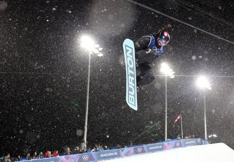 스노보드 최가온이 지난 12일(현지시간) 이탈리아 리비뇨 스노파크에서 열린 2026 밀라노·코르티나담페초 동계올림픽 스노보드 여자 하프파이프 결선 1차전 경기를 펼치고 있다. 뉴스1