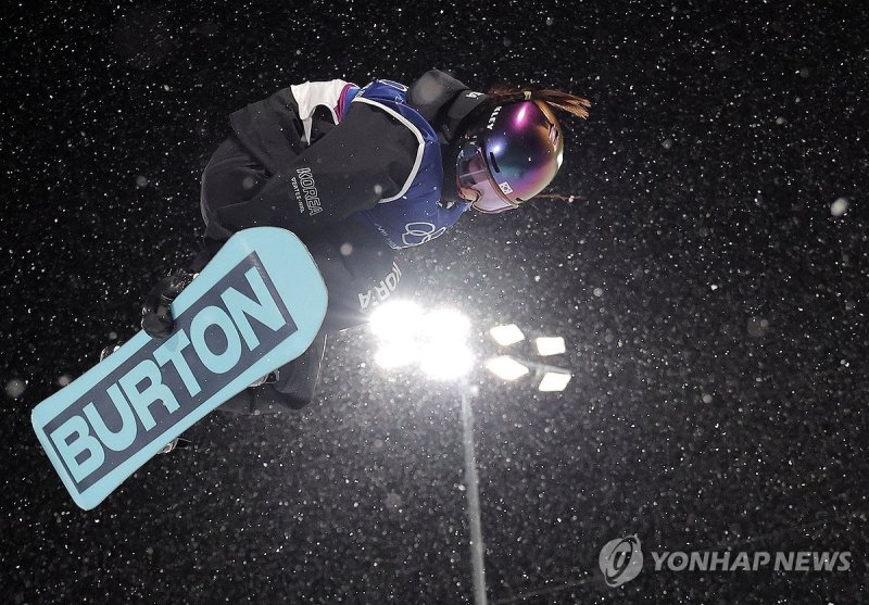 눈 오는 밤 연기를 펼치는 설상 최초의 금메달 최가온. 연합뉴스