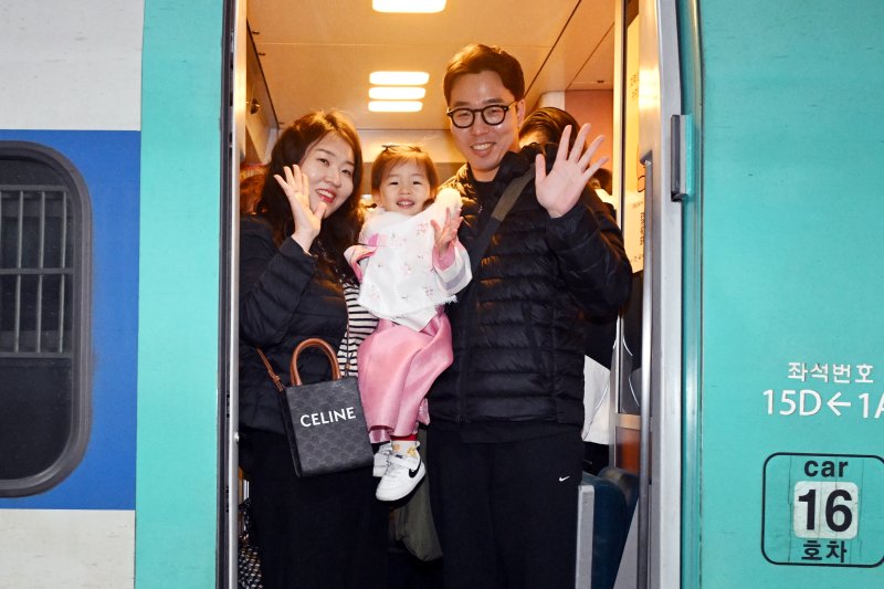 설 연휴 하루 전 서울역 '북적'…"98세 엄마 뵈러 딸들 다같이 가요"