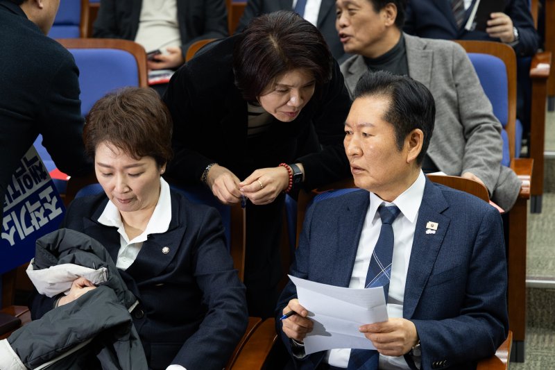 정청래 더불어민주당 대표와 한정애 정책위의장이 지난 5일 서울 여의도 국회에서 열린 정책의원총회에서 대화하고 있다. 왼쪽은 이언주 최고위원. 2026.2.5 ⓒ 뉴스1 유승관 기자