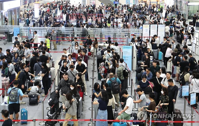 추석 연휴 맞아 붐비는 김해공항 (출처=연합뉴스)