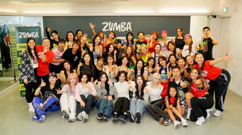 13일 서울에서 열린 줌바 클래스에 걸그룹 엔믹스가 참석해 줌바 팬들과 함께 어울려 줌바 안무를 함께 즐긴 뒤 단체 기념 촬영을 하고 있다. 줌바는 엔믹스와 이번 협업을 통해 K-POP 특유의 에너지를 접목하여 국내 소비자와의 접점을 확대하고, 특히 젊은 세대에게 음악과 댄스를 통해 즐기는 줌바의 매력을 전달할 계획이다. / 줌바 제공