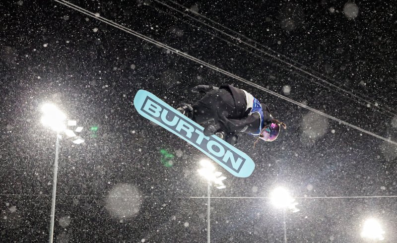 스노보드 최가온이 12일(현지시간) 이탈리아 리비뇨 스노파크에서 열린 2026 밀라노·코르티나담페초 동계올림픽 스노보드 여자 하프파이프 결선 1차전 경기를 펼치고 있다. 이날 최가온은 1,2차 경기에서 넘어진 후 3차 시기에 90.25점을 받아 단독 1위에 올라서 금메달을 획득했다. 2026.2.13 ⓒ 뉴스1 김진환 기자