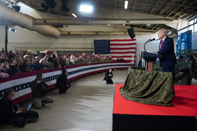미국의 도널드 트럼프 대통령이 13일(현지시간) 미국 노스캐롤라이나주 포트 브래그 기지에서 장병들에게 연설하고 있다.AFP연합뉴스