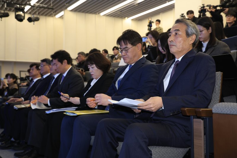 김건희와 명태균·건진법사 관련 국정농단 및 불법 선거 개입 사건 등 진상규명을 위한 특별검사팀 민중기 특별검사가 지난해 12월 29일 오전 서울 종로구 KT광화문빌딩 웨스트에 마련된 특별검사팀 브리핑룸에서 특검 수사 결과 종합 브리핑을 하기 위해 자리하고 있다. 2025.12.29 ⓒ 뉴스1 박정호 기자