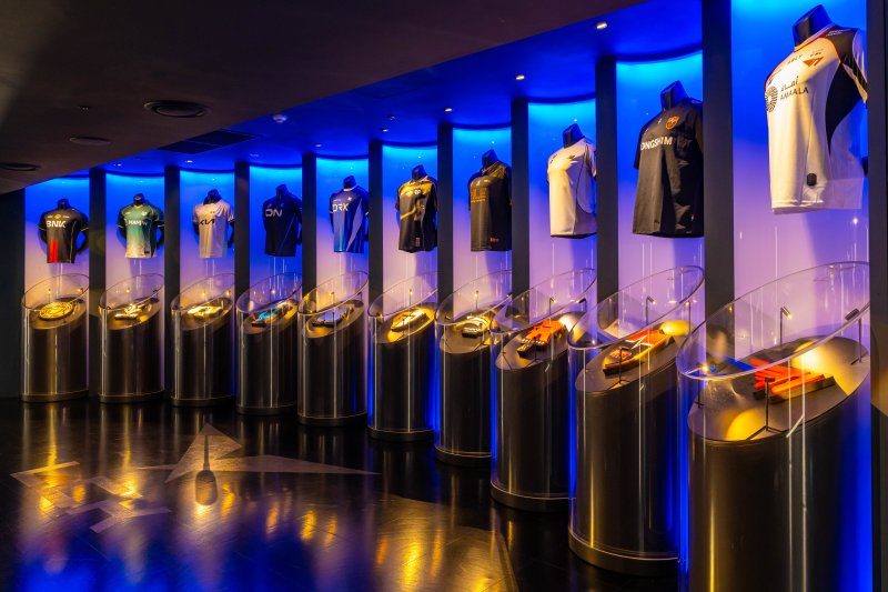 종각 치지직 롤파크에 전시된 팀 유니폼(서울관광재단 제공)