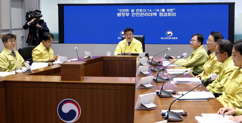 [서울=뉴시스] 추상철 기자 = 윤호중 행정안전부 장관이 10일 오후 서울 종로구 정부서울청사 내 서울상황센터에서 '안전한 설 연휴를 위한' 범정부 안전관리대책 점검회의를 주재하고 있다. 2026.02.10. scchoo@newsis.com