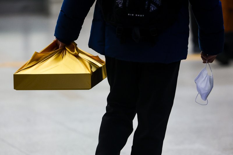 [서울=뉴시스] 정병혁 기자 = 설 명절 연휴를 앞둔 13일 서울 용산구 서울역에서 귀성객이 선물을 들고 열차로 향하고 있다. 2026.02.13. jhope@newsis.com