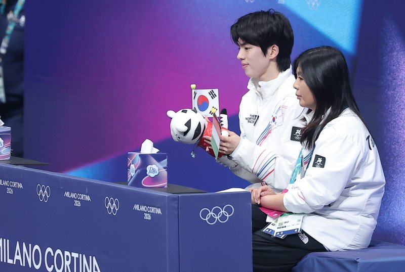 피겨 차준환이 13일(현지시간) 이탈리아 밀라노 아이스 스케이팅 아레나에서 열린 2026 밀라노·코르티나담페초 동계올림픽 피겨 스케이팅 남자 싱글 프리 스케이팅에서 연기를 마친 후 결과를 기다리고 있다. 2026.2.14 ⓒ 뉴스1 김성진 기자