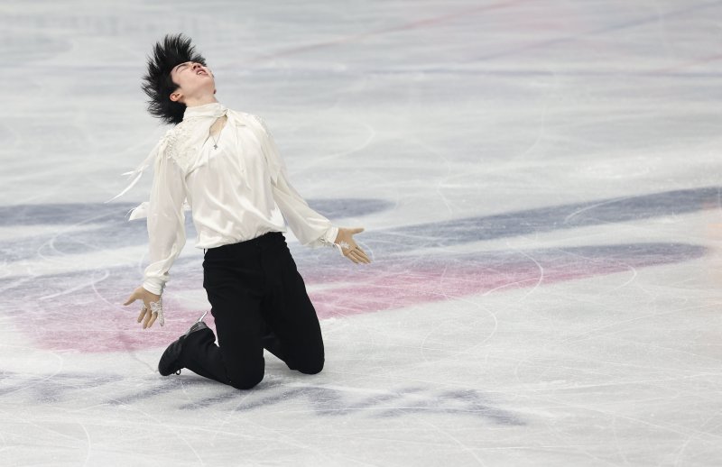 13일(현지시간) 이탈리아 밀라노 아이스스케이팅 아레나에서 열린 2026 밀라노ㆍ코르티나담페초 동계올림픽 남자 싱글 프리 스케이팅에 출전한 차준환이 연기를 펼치고 있다. 연합뉴스