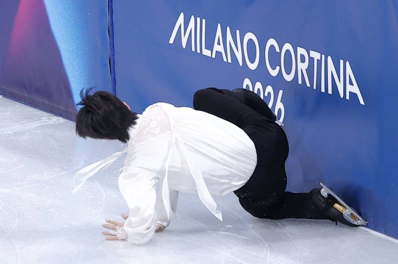 피겨 차준환이 13일(현지시간) 이탈리아 밀라노 아이스 스케이팅 아레나에서 열린 2026 밀라노·코르티나담페초 동계올림픽 피겨 스케이팅 남자 싱글 프리 스케이팅에서 연기를 펼치다 넘어지고 있다. 2026.2.14 ⓒ 뉴스1 김성진 기자