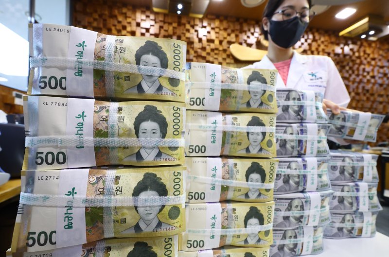 조세수입, 거꾸로 가는 한국…주요 국가들은 느는데 하락폭 OECD 2위