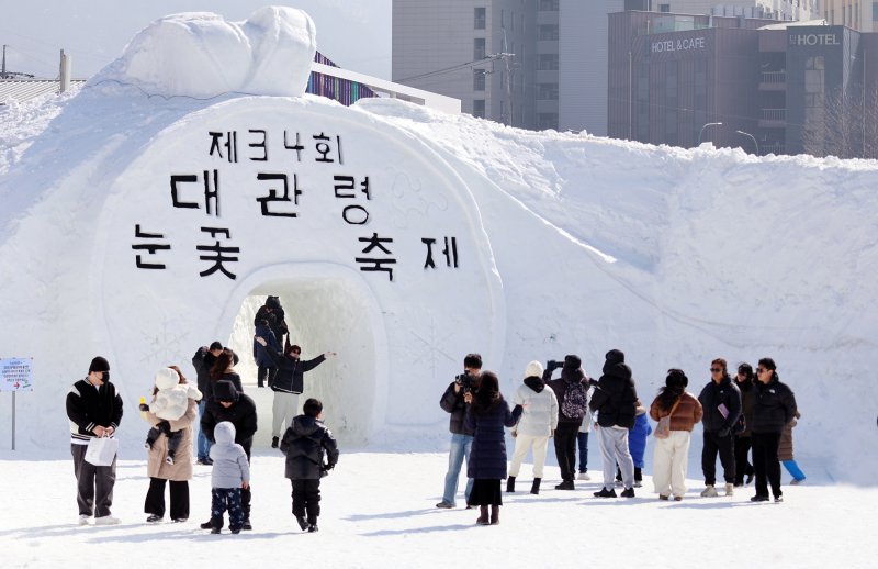 "할머니 품으로 달려간 손녀"…설 연휴 첫날 전국이 웃음꽃(종합)