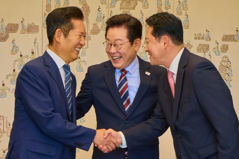 이재명 대통령이 8일 서울 용산 대통령실 청사에서 열린 여야 지도부 오찬 회동에서 정청래 더불어민주당 대표, 장동혁 국민의힘 대표가 악수하는 것을 보고 미소를 짓고 있다. (대통령실 제공. 재판매 및 DB 금지) 2025.9.8 ⓒ 뉴스1 이재명 기자