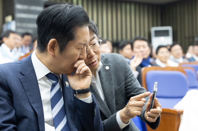 12일 서울 여의도 국회에서 열린 더불어민주당 의원총회에서 정청래 대표가 최기상 수석사무부총장과 대화하고 있다. 2026.2.12 ⓒ 뉴스1 이승배 기자