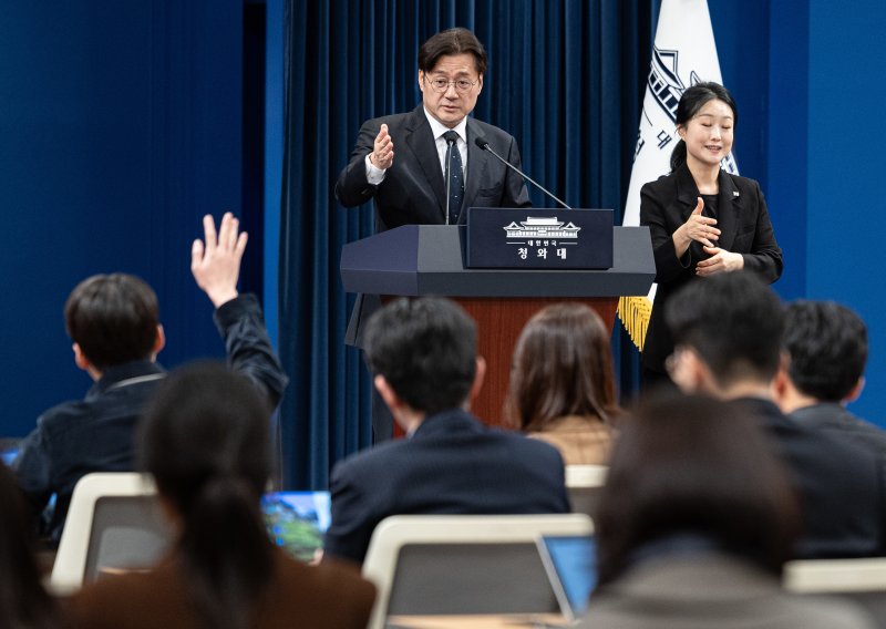 홍익표 정무수석이 12일 청와대 춘추관에서 여야 양당 대표 오찬회동 취소 관련 현안 브리핑을 마친 후 취재진 질문을 받고 있다. 2026.2.12 ⓒ 뉴스1 이재명 기자