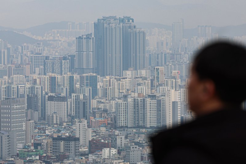 [서울=뉴시스] 권창회 기자 = 서울 용산구 남산에서 바라본 아파트단지 모습. 2025.12.19. kch0523@newsis.com