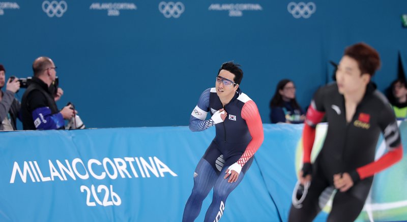 스피드스케이팅 김준호가 14일(현지시간) 이탈리아 밀라노 스피드스케이팅 스타디움에서 열린 스피드스케이팅 남자 500m에서 경기를 마친 후 기록을 확인하고 있다.뉴스1