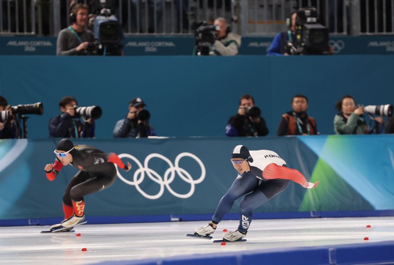 14일(현지시간) 이탈리아 밀라노 스피드스케이팅 스타디움에서 열린 2026 밀라노ㆍ코르티나담페초 동계올림픽 스피드스케이팅 남자 500m에 출전한 김준호가 질주하고 있다.연합뉴스