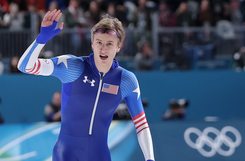 미국 스피드스케이팅 선수 조던 스톨츠가 14일(현지시간) 이탈리아 밀라노 스피드스케이팅 스타디움에서 열린 스피드스케이팅 남자 500m에서 올림픽 신기록을 세운 후 기뻐하고 있다. 조던 스톨츠는 금메달을 차지하며 대회 2관왕을 기록했다.뉴스1