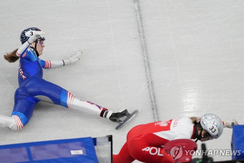 기어서 결승선 통과하는 스토더드.연합뉴스