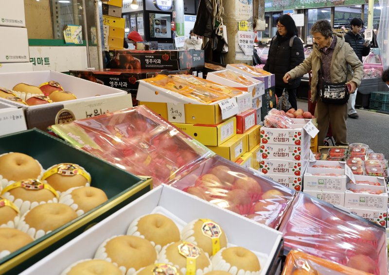 [서울=뉴시스] 김혜진 기자 = 지난 13일 오후 시민들이 장을 보고 있다. (사진은 기사와 직접적인 관련이 없습니다.) 2026.02.15. jini@newsis.com