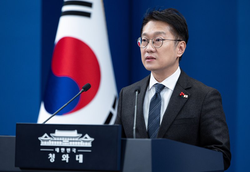 김남준 대통령실 대변인이 24일 청와대 춘추관에서 희귀질환 환우·가족 현장소통 관련 브리핑을 하고 있다. 2025.12.24 ⓒ 뉴스1 이재명 기자