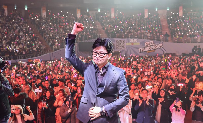 한동훈 전 국민의힘 대표가 지난 8일 서울 송파구 잠실실내체육관에서 열린 자신의 토크콘서트에 참석하며 주먹을 쥐어보이고 있다. 2026.2.8 ⓒ 뉴스1 김도우 기자