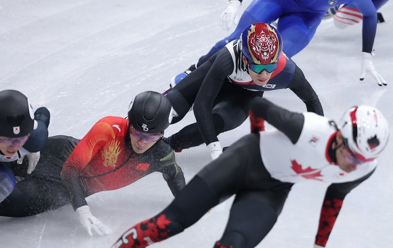 쇼트트랙 황대헌이 14일(현지시간) 이탈리아 밀라노 아이스스케이팅 아레나에서 열린 2026 밀라노·코르티나담페초 동계올림픽 쇼트트랙 남자 1500m 준결승에서 질주하고 있다.뉴스1