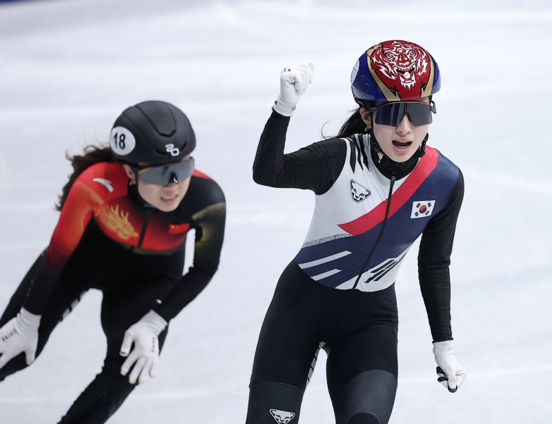 쇼트트랙 김길리가 14일(현지시간) 이탈리아 밀라노 아이스스케이팅 아레나에서 열린 2026 밀라노·코르티나담페초 동계올림픽 쇼트트랙 여자 3000m 계주 준결승에서 조1위로 결승에 진출한 후 포효하고 있다.뉴스1