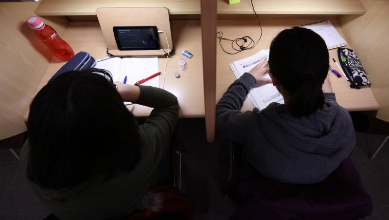 [서울=뉴시스] 김병문 학생기자 = 설 명절인 2017년 1월 28일 오전 서울 양천구 목동 종로학원에서 수험생들이 공부에 열중하고 있다. 2017.01.28. dadazon6174@newsis.com