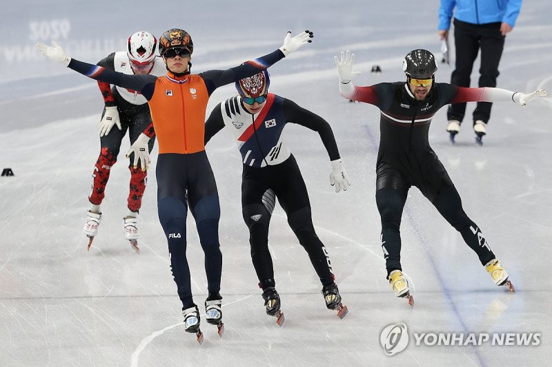 2위로 결승선 통과하는 황대헌 (출처=연합뉴스)