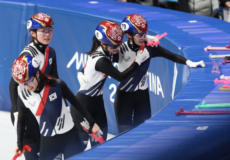 14일(현지시간) 이탈리아 밀라노 아이스스케이팅 아레나에서 열린 2026 밀라노-코르티나담페초 동계올림픽 쇼트트랙 여자 3000m 계주 준결승에 출전한 한국 김길리 등이 피니시라인을 1위로 통과한 뒤 기뻐하고 있다. 연합뉴스