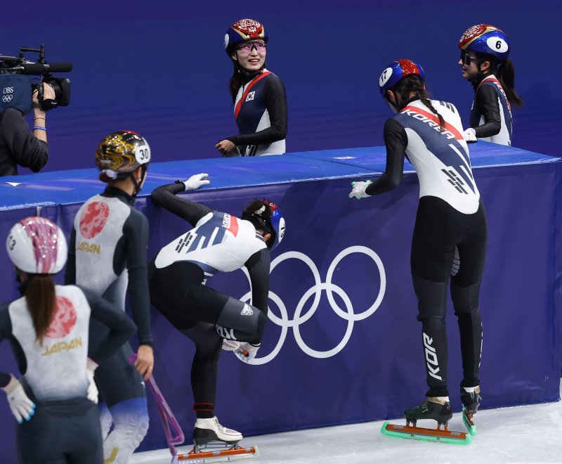 14일(현지시간) 이탈리아 밀라노 아이스스케이팅 아레나에서 열린 2026 밀라노-코르티나담페초 동계올림픽 쇼트트랙 여자 3000m 계주 준결승에서 한국 최민정, 심석희, 이소연, 김길리가 결승에 진출한 뒤 기뻐하고 있다. 연합뉴스