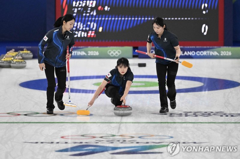 여자 컬링 대표팀의 덴마크전 경기 모습 (출처=연합뉴스)