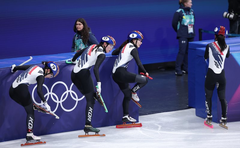 쇼트트랙 여자 대표팀이 14일(현지시간) 이탈리아 밀라노 아이스스케이팅 아레나에서 열린 2026 밀라노·코르티나담페초 동계올림픽 쇼트트랙 여자 3000m 계주 준결승에서 조1위로 결승에 진출한 후 기록을 확인하고 있다.뉴스1