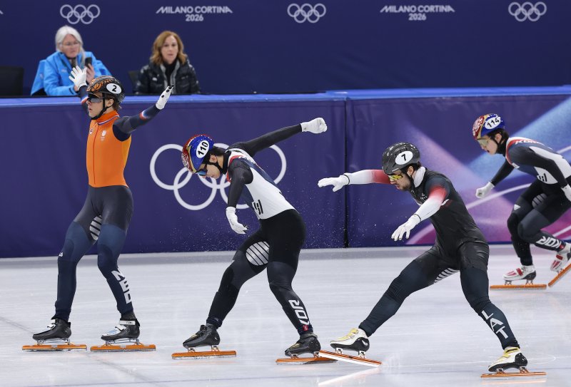 14일(현지시간) 이탈리아 밀라노 아이스스케이팅 아레나에서 열린 2026 밀라노-코르티나담페초 동계올림픽 쇼트트랙 남자 1500m 결승전에서 황대헌이 두번째로 결승선을 통과하고 있다. 연합뉴스