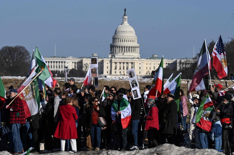지난 14일(현지시간) 미국 워싱턴DC에서 이란의 반정부 시위대를 지지하는 시민들이 행진하고 있다.AFP연합뉴스